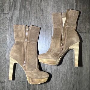 BCBGMAXZRIA SUEDE ANKLE BOOTS